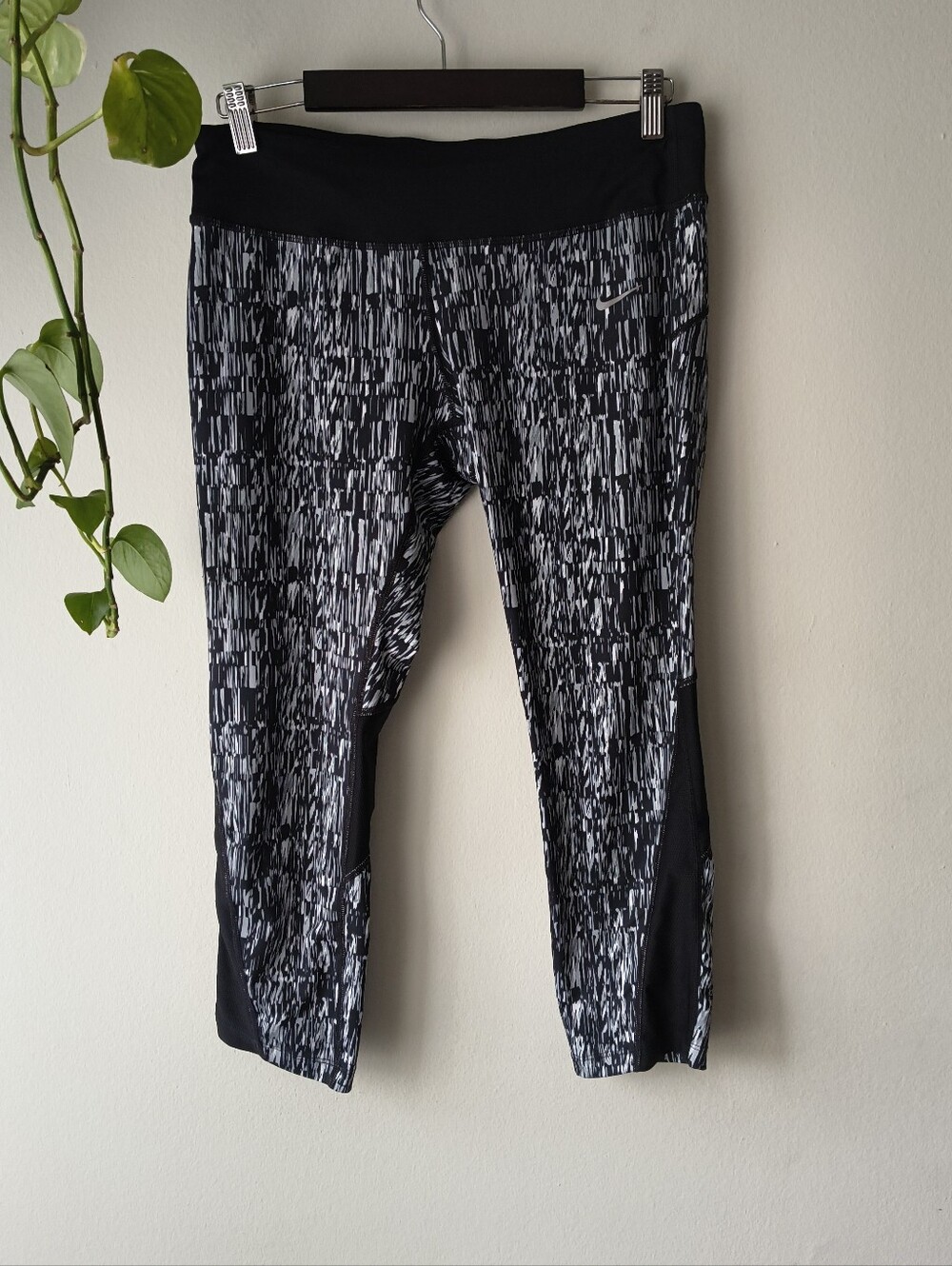 Nike Dri-FIT Performance Crop Leggings Size Large Black/White